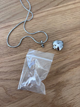 Lade das Bild in den Galerie-Viewer, Pendentif Funéraire Cœur - vue du dessus