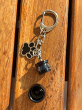 Lade das Bild in den Galerie-Viewer, Porte clés urne patte chien ouverte