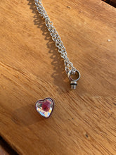 Lade das Bild in den Galerie-Viewer, collier cineraire cœur ouvert cendres