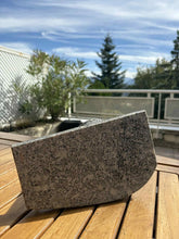 Lade das Bild in den Galerie-Viewer, Lanterne funéraire en Granit Gris - photo 3