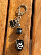 Lade das Bild in den Galerie-Viewer, Porte-clés urne Patte de chien - photo 3