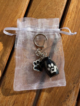 Lade das Bild in den Galerie-Viewer, Porte-clés urne Patte de chien - photo 4