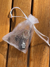 Lade das Bild in den Galerie-Viewer, Porte-clés urne Patte de chien - photo 5