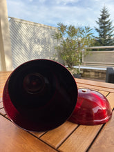 Lade das Bild in den Galerie-Viewer, urne canada en metal rouge