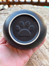 Lade das Bild in den Galerie-Viewer, urne chat ceramique noire patte hat du dessous