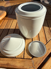 Lade das Bild in den Galerie-Viewer, urne cineraire bordeaux mandalay avec couvercles