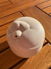 Lade das Bild in den Galerie-Viewer, Urne funéraire Chien blanche - photo 1