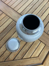 Lade das Bild in den Galerie-Viewer, urne cineraire grise infini ouverte