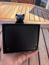 Lade das Bild in den Galerie-Viewer, Urne pour chat Féline Majesté avec socle noir