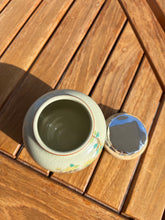 Lade das Bild in den Galerie-Viewer, urne chat fleurs vue du dessus