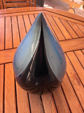 Lade das Bild in den Galerie-Viewer, Urne funéraire Aria en forme de goutte, vue de face, finition brillante bleue et bleu marine