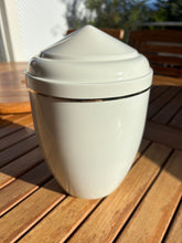 Lade das Bild in den Galerie-Viewer, urne mandalay blanche vue montagne