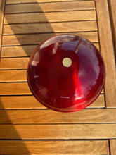 Lade das Bild in den Galerie-Viewer, urne en métal rouge vue du dessus