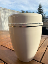 Lade das Bild in den Galerie-Viewer, urne oeillet blanche