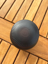 Lade das Bild in den Galerie-Viewer, urne terra vue du dessous