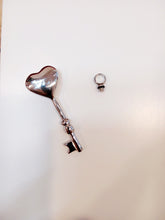 Lade das Bild in den Galerie-Viewer, Asche Anhänger: herzförmiger Schlüssel