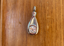 Lade das Bild in den Galerie-Viewer, Asche Anhänger Tropfen LARMRUBY
