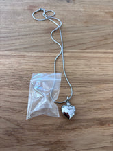 Lade das Bild in den Galerie-Viewer, Pendentif Funéraire Cœur - vue de côté
