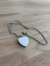 Lade das Bild in den Galerie-Viewer, Collier urne cœur LOVE - photo 1

