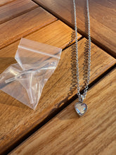 Lade das Bild in den Galerie-Viewer, collier urne materiel 
