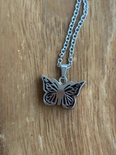 Lade das Bild in den Galerie-Viewer, Collier Urne Papillon - photo 2
