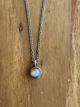Lade das Bild in den Galerie-Viewer, Collier Urne Pendentif blanc - photo 1
