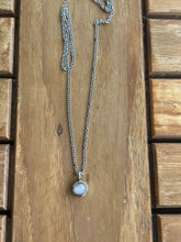 Lade das Bild in den Galerie-Viewer, Collier Urne Pendentif blanc - photo 2
