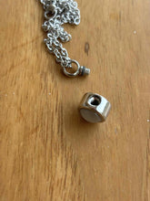 Lade das Bild in den Galerie-Viewer, Collier Urne Pendentif blanc - photo 3
