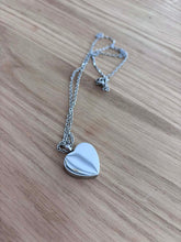 Lade das Bild in den Galerie-Viewer, pendentif urne en forme de coeur
