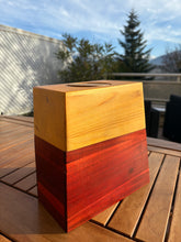 Lade das Bild in den Galerie-Viewer, urne bois flower avec vue montagne
