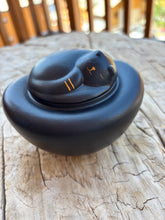 Lade das Bild in den Galerie-Viewer, urne ceramique noire chat
