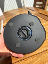 Lade das Bild in den Galerie-Viewer, urne chat en résine vue du dessous
