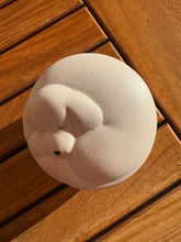 Lade das Bild in den Galerie-Viewer, Urne funéraire Chien blanche - photo 2
