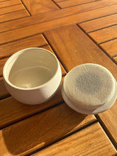 Lade das Bild in den Galerie-Viewer, Urne funéraire Chien blanche - photo 5
