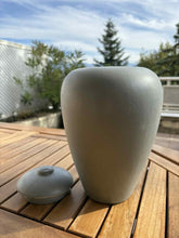 Lade das Bild in den Galerie-Viewer, urne cineraire classic grise avec couvercle
