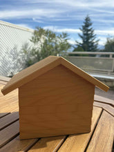 Lade das Bild in den Galerie-Viewer, urne funeraire maison en bois de dos
