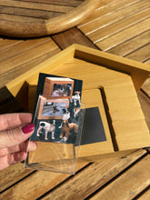 Lade das Bild in den Galerie-Viewer, Urne cinéraire maison en bois avec emplacement photo
