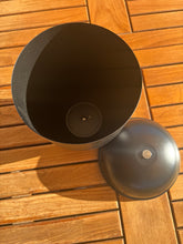 Lade das Bild in den Galerie-Viewer, urne cineraire noire en metal
