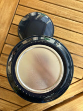 Lade das Bild in den Galerie-Viewer, urne cineraire bleue ouverte houx
