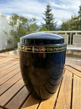 Lade das Bild in den Galerie-Viewer, urne feuilles de houx
