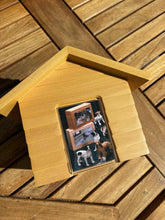 Lade das Bild in den Galerie-Viewer, Urne funéraire en bois en forme de maison, élégante
