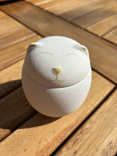 Lade das Bild in den Galerie-Viewer, urne funeraire chat ceramique blanche
