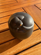 Lade das Bild in den Galerie-Viewer, Urne funéraire Chien noire - photo 2

