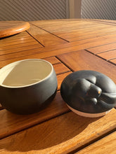 Lade das Bild in den Galerie-Viewer, Urne funéraire Chien noire - photo 5
