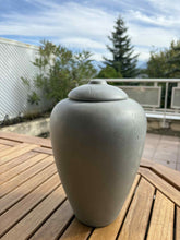 Lade das Bild in den Galerie-Viewer, urne funeraire classic gris biodegradable vue montagne

