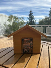 Lade das Bild in den Galerie-Viewer, Urne Funéraire Maison en Bois - photo 1
