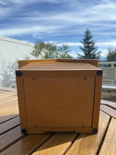 Lade das Bild in den Galerie-Viewer, urne funeraire maison en bois vue du dessous
