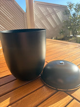 Lade das Bild in den Galerie-Viewer, urne funeraire noire en métal
