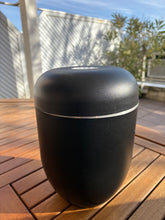 Lade das Bild in den Galerie-Viewer, urne funeraire solide noire
