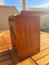 Lade das Bild in den Galerie-Viewer, urne arbre de vie de dos  pour humain
